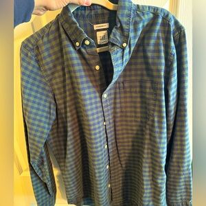 Gap button down. Causal